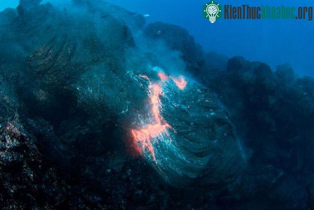 Magma có thể chảy được, vật liệu nặng sẽ chìm xuống và vật liệu nhẹ nổi lên.&nbsp;