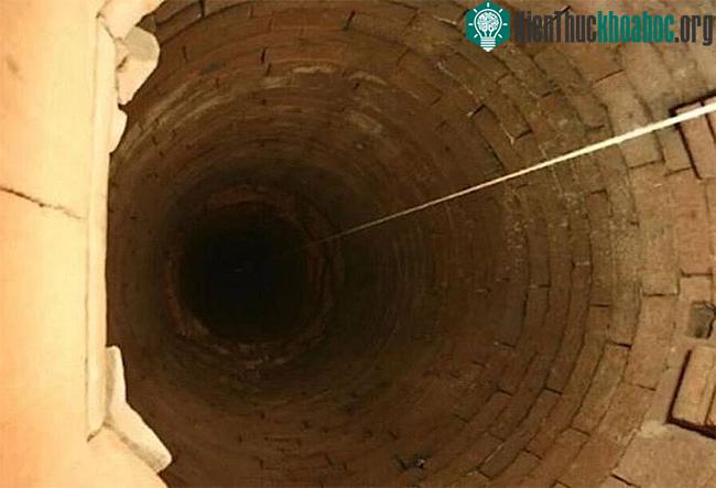 Kỳ bí lâu đài cổ bị nghi xây trên “cửa ngõ dẫn tới địa ngục" ảnh 6