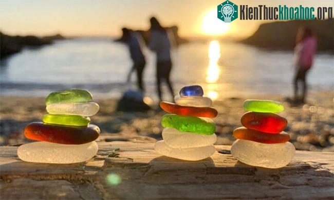 Một buổi hoàng hôn đẹp mê hồn trên bãi biển thủy tinh