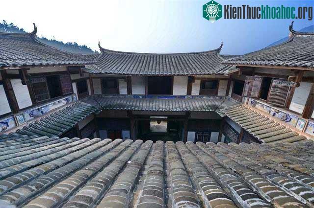 Gùng gỗ cây tùng xây nền nhà sẽ rất chắc chắn và giúp nhà chống được sự mục nát.