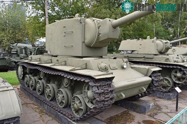 Xe tăng Kliment Voroshilov 2 (KV-2)