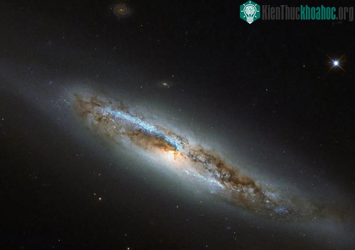 NGC 4388 là thiên hà xoắn ốc trong chòm sao Xử Nữ và cách Trái đất 57 triệu năm ánh sáng.