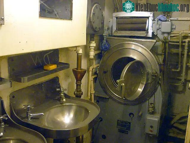 Máy giặt và bồn rửa trên tàu ngầm.
