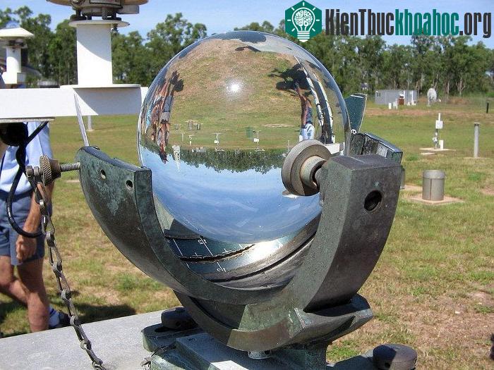 Campbell-Strokes Sunshine Recorder hay hay máy lưu ký cường độ ánh sáng mặt trời Campbell-Stokes.