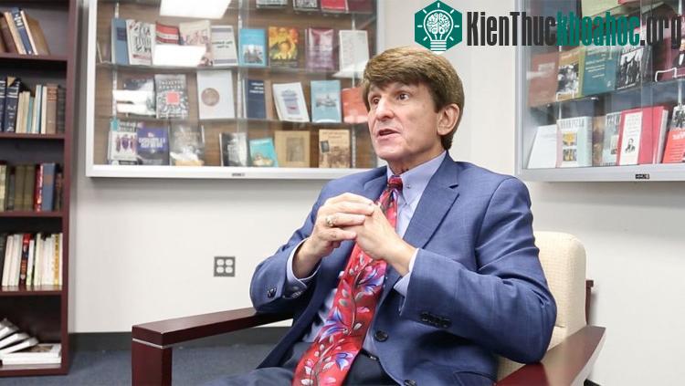 "Giáo sư tiên tri" Allan Lichtman là người từng dự đoán ông Trump đắc cử tổng thống. (Ảnh: Hollywood Reporter).