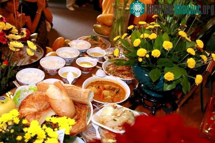 Những lễ vật không thể thiếu khi cúng rằm tháng Giêng là hương hoa, vàng mã. (Ảnh minh họa).
