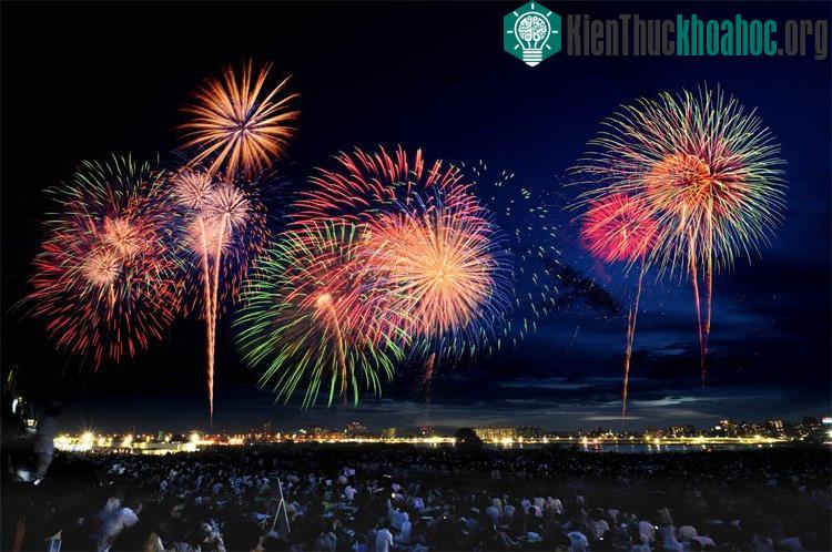 Để tạo nên được pháo hoa, người ta phải sử dụng nhiều chất hóa học khác nhau. (Ảnh minh họa).