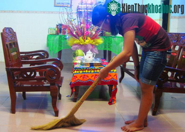 Không quét nhà, không đổ rác, tránh dọn dẹp vì sợ thần Tài sẽ theo đó mà đi ra khỏi nhà.