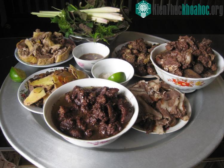 Cả ba miền Bắc - Trung - Nam đều kiêng thịt chó vào những ngày đầu năm.