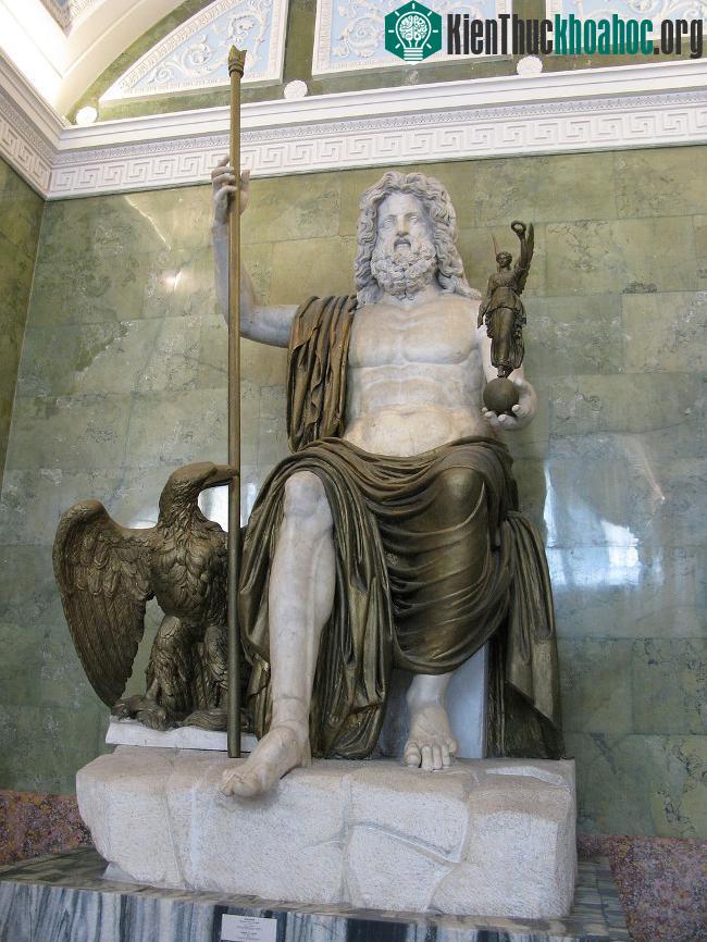 Thần Zeus là con của Kronos và Rhea.
