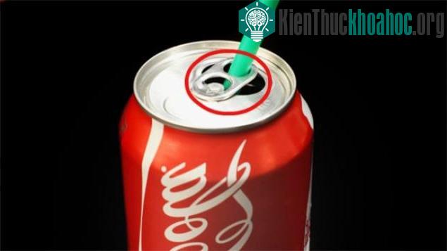 Vòng khoen này chính là chỗ cố định, giúp cho chiếc ống hút khỏi trồi lên.