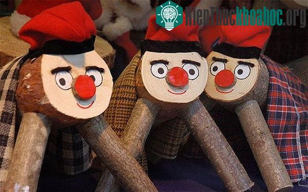 Bắt gỗ thải ra bánh kẹo (Catalonia), phong tục bắt nguồn từ xứ Catalan, Tây Ban Nha vẫn còn lưu truyền đến ngày nay.
