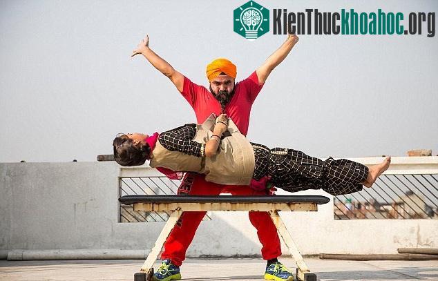 Tài năng của Ranjeet Singh là nâng vật nặng với bộ râu cực khỏe của mình.