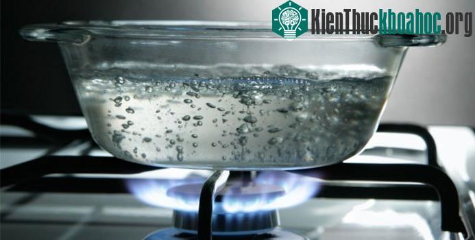 Giữa 40 và 60 độ C, các thuộc tính của nước sẽ bị thay đổi toàn bộ dù nó chưa chuyển thành dạng hơi - (Ảnh: Fitday).