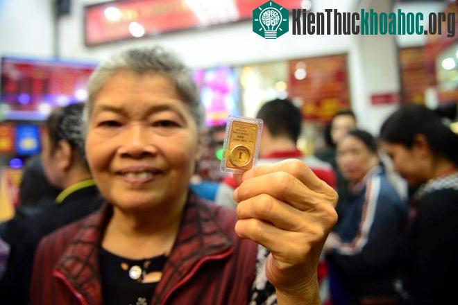 Người dân mua vàng ngày vía Thần Tài bởi quan niệm mua vàng có thể đưa lại tài lộc cho cả năm.