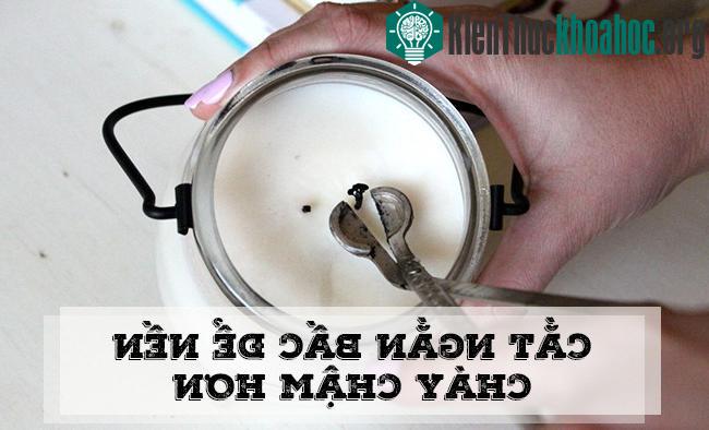 Cắt ngắn đoạn bấc ở đầu cây nến, nến sẽ cháy vừa phải, không quá to và chảy chậm hơn.