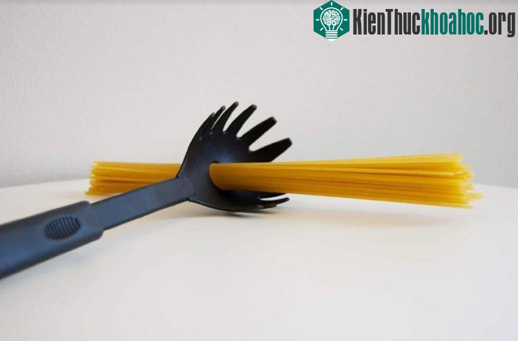 Lỗ thủng trên chiếc muôi spaghetti