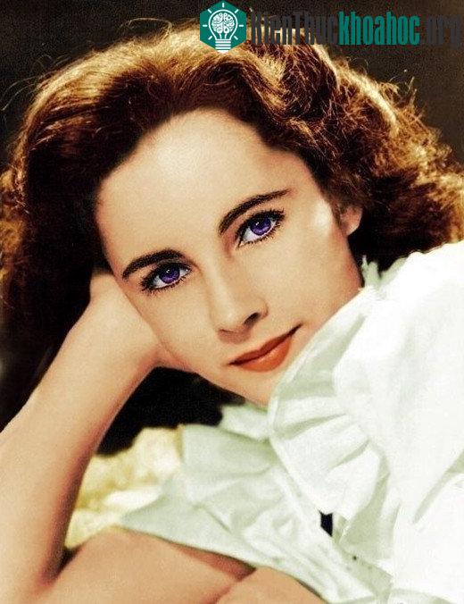 Nhiều người tin rằng huyền thoại Elizabeth Taylor là người có đôi mắt tím.