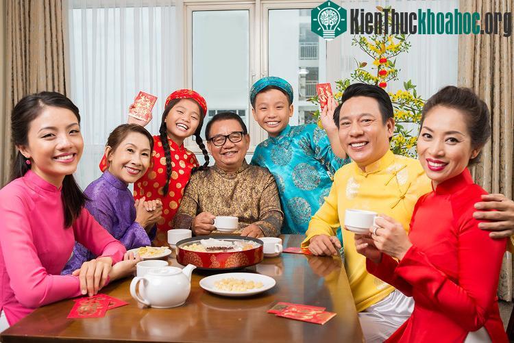 Ngày nay, tục mừng tuổi đã cởi mở hơn, đặc biệt những người nhỏ tuổi nhưng đã lập gia đình, đã có thu nhập thì có thể mừng tuổi cho những bậc cao niên như cha mẹ, ông bà....