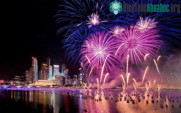 Ngày nay, pháo hoa được thay thế trong đêm giao thừa