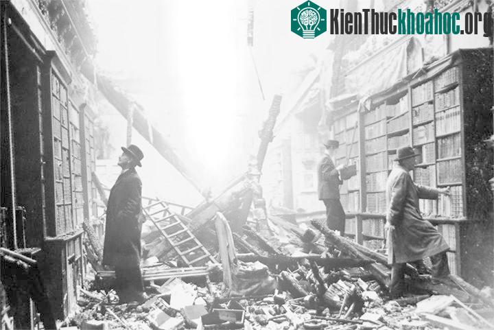 Thứ 6 ngày 13/9/1940, 5 quả bom của phát xít Đức rơi trúng cung điện Buckingham và phá hủy nhà thờ trong cung điện.