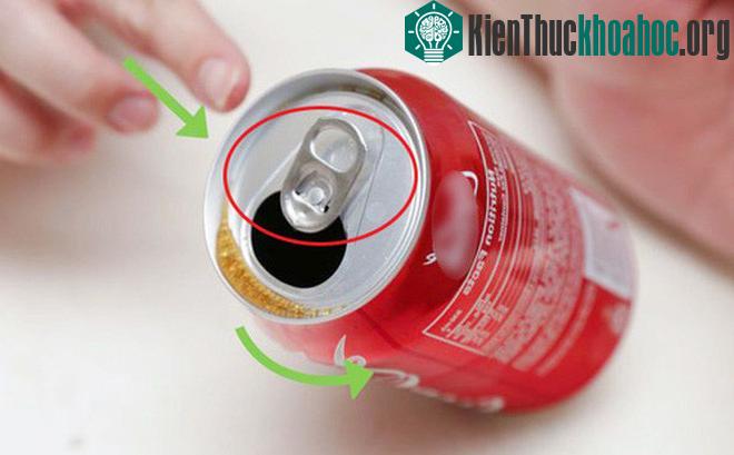 Uống xong nước thì nhớ giữ lại chiếc móc này nhé.