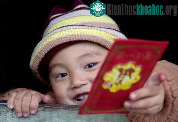Không nên mở bao lì xì trước mặt người tặng.
