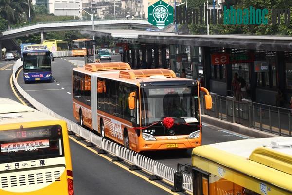 Hệ thống siêu buýt trên cũng có thiết kế, hệ thống dịch vụ và cơ sở vật chất chuyên biệt.