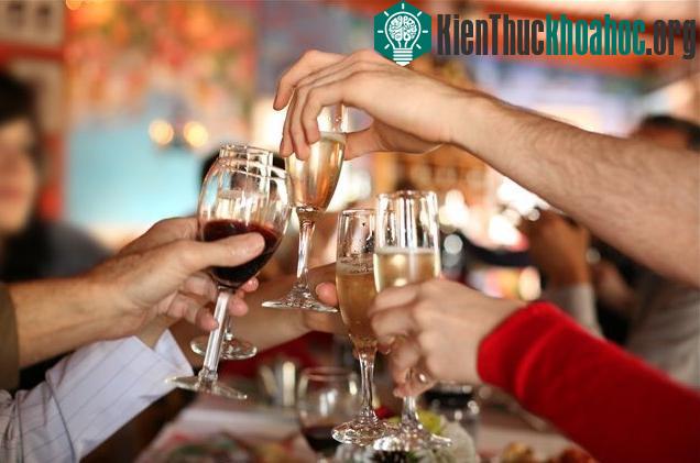 Người Pháp bắt đầu uống rượu say sưa từ đêm giao thừa cho đến ngày 3/1 mới kết thúc.