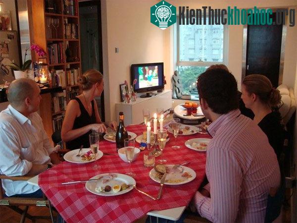 Hằng năm, vào 3h chiều ngày giáng sinh, các gia đình ở Thụy Điển ngồi quây quần trước tivi để xem “Vịt Donald và những người bạn” và một số bộ phim hoạt hình ngộ nghĩnh khác.