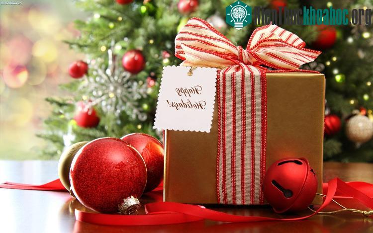 Những món quà từ Ông già Noel chính là tuổi thơ của rất nhiều người.