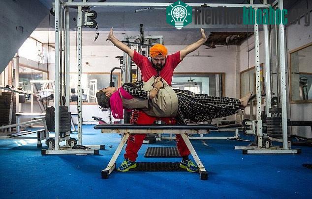 Hiện tại Ranjeet Singh có thể nâng một vật nặng có trọng lượng tối đa là 54,4kg
