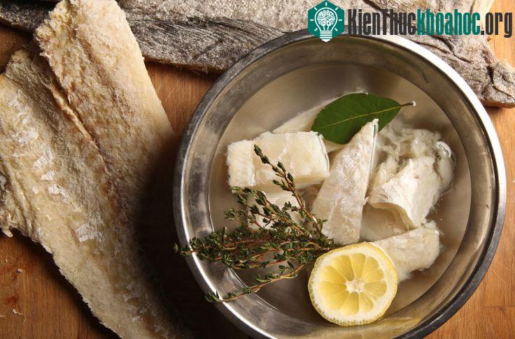 Người Đan Mạch ăn cá tuyết hấp, trong khi ở Italy, món cá tuyết muối phơi khô được các gia đình làm suốt từ Giáng sinh tới năm mới. Đức và Ba Lan lại ...