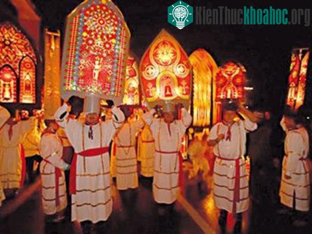 Tại thành phố Kussnacht, Thụy Sĩ vào dịp Giáng sinh diễn ra một ngày hội vô cùng thú vị có tên gọi Đuổi theo ông già Noel. Trong 2 giờ diễn ra lễ hội,...