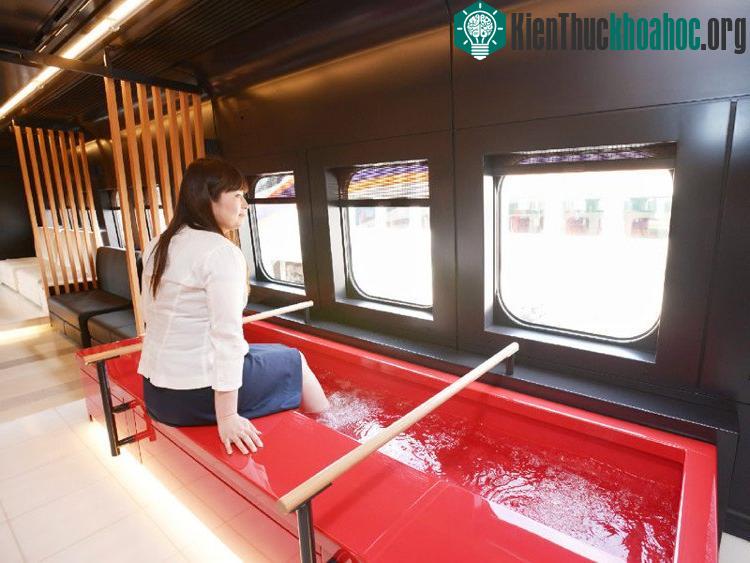 Thư thái ngồi massage chân trên những chuyến tàu