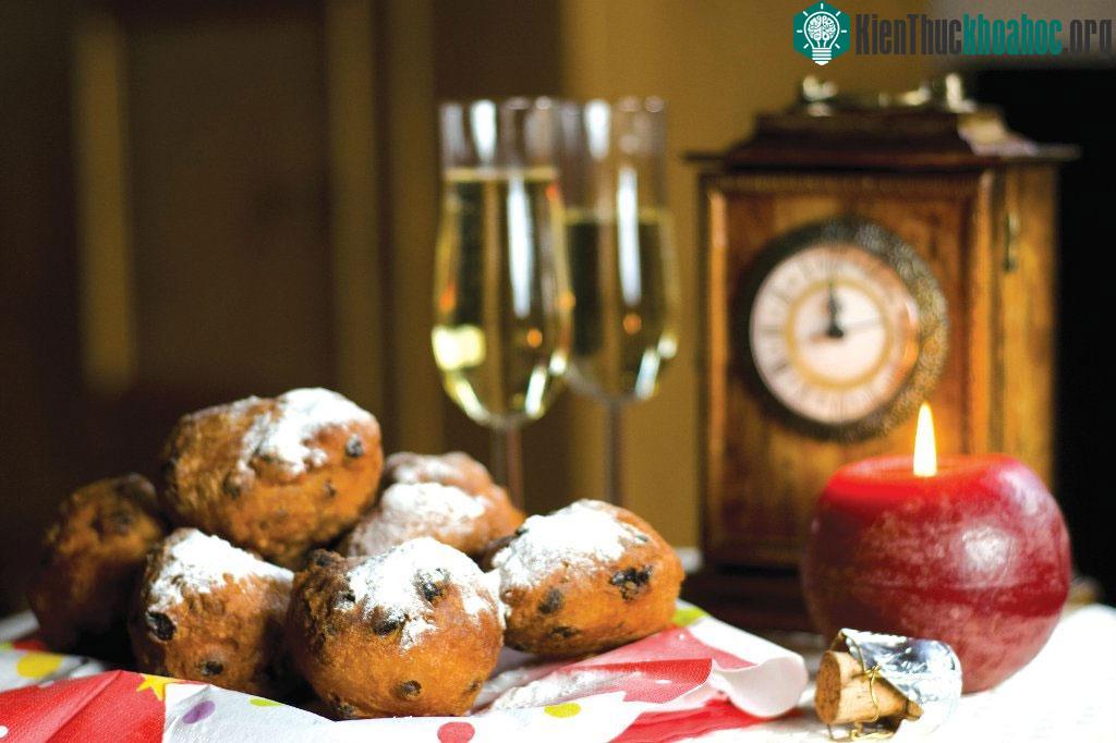 Ba Lan, Hungary và Hà Lan thường ăn bánh donut. Ngoài ra, Hà Lan còn có olie bollen, một loại bánh nướng hình tròn, với nhân táo, nho khô hoặc lý chua...