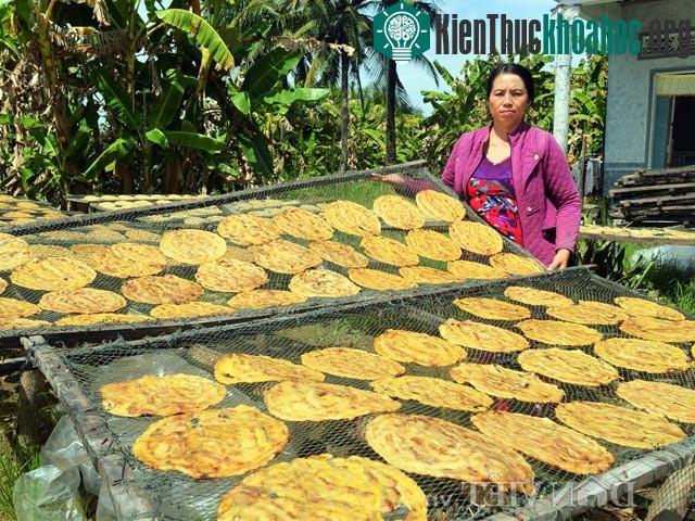 Đầu tiên là lột hết vỏ chuối và mang phơi cho chuối cho rỏ mật để chuối khô đảm bảo độ dai.