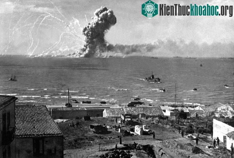 Trong ảnh là quân Đồng minh đổ bộ lên đảo Sicily (Ý) vào tháng 7/1943.