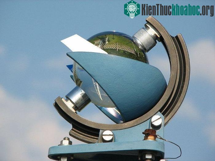 Thiết bị này nhanh chóng tạo được tiếng vang trong giới khí tượng và một trong số họ đã góp phần cải tiến phát minh này.