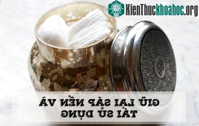 Sau khi thắp nến xong, bạn hãy thu thập và giữ lại sáp nến còn thừa. Sau đó, chúng ta sẽ làm được những cây nến mới cực đẹp.