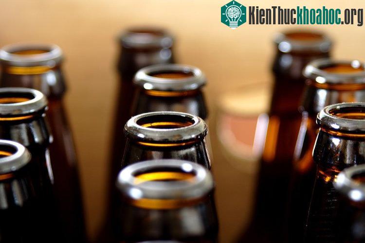 Vỏ chai bia có màu nâu hoặc xanh đậm