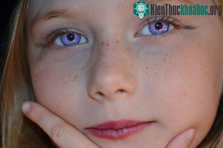 Những ưu điểm mà đôi mắt tím mang lại quá phi thực tế.