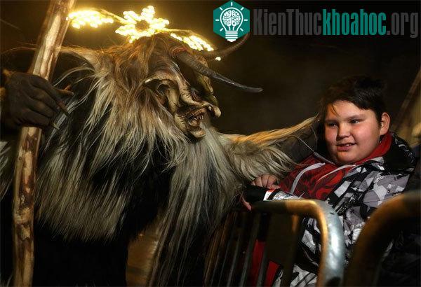 Áo, Đức có phong tục dọa trẻ con bằng cách mặc trang phục ác quỷ Krampus lượn lờ ngoài đường để dọa những đứa trẻ có tên trong danh sách đen của ông già Noel.