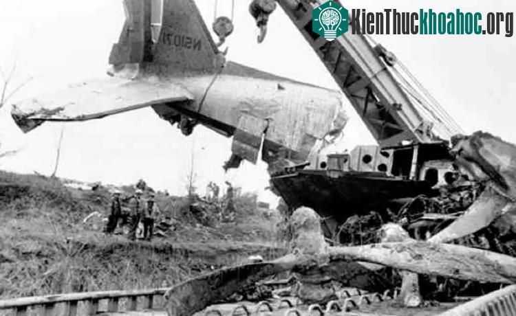Chiếc máy bay DC-3 chở đội bóng rổ Đại học Evansville bị rơi gần sân bay khu vực Evansville.