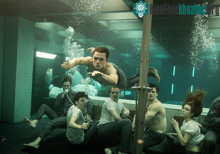 Cảnh thở qua đường cống bồn cầu trong phim Điệp viên Kingsman. (Ảnh: 20th Century Fox).
