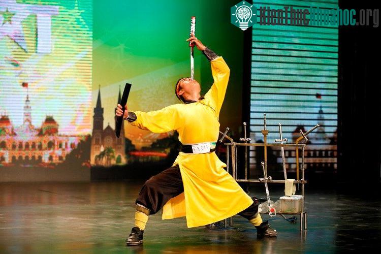 Để nuốt một thanh kiếm thành công, người biểu diễn phải học cách thư giãn các cơ mà thường là không điều khiển được.