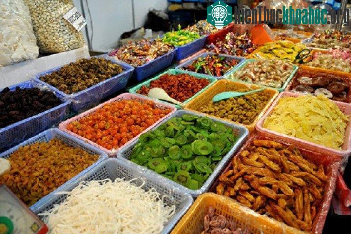Mứt Tết ngày nay đa dạng cả về mẫu mã, sản phẩm, hương vị, màu sắc