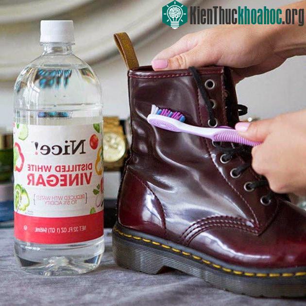 Làm sạch các phụ kiện bằng da thuộc