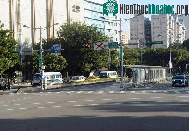 Tuy nhiên, các trạm dừng xe lại không hề có quán bán nước và khách hàng không được đi vào khu nhà chờ có cửa điện.