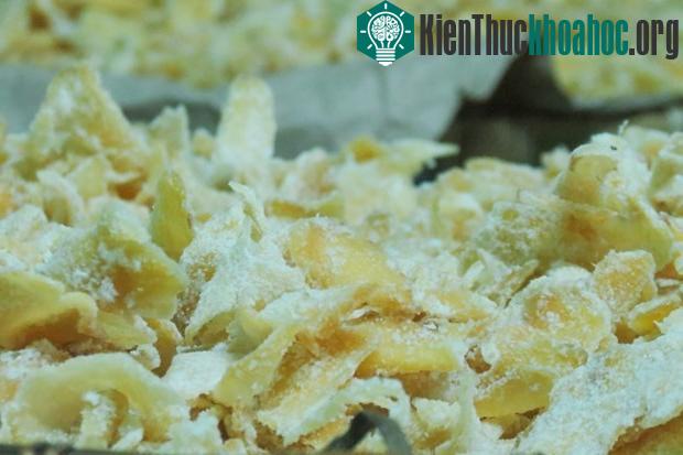 Để có được những lát mứt gừng thơm ngon, cay cay, màu vàng ươm tự nhiên phải cẩn thận trong từng công đoạn làm mứt.